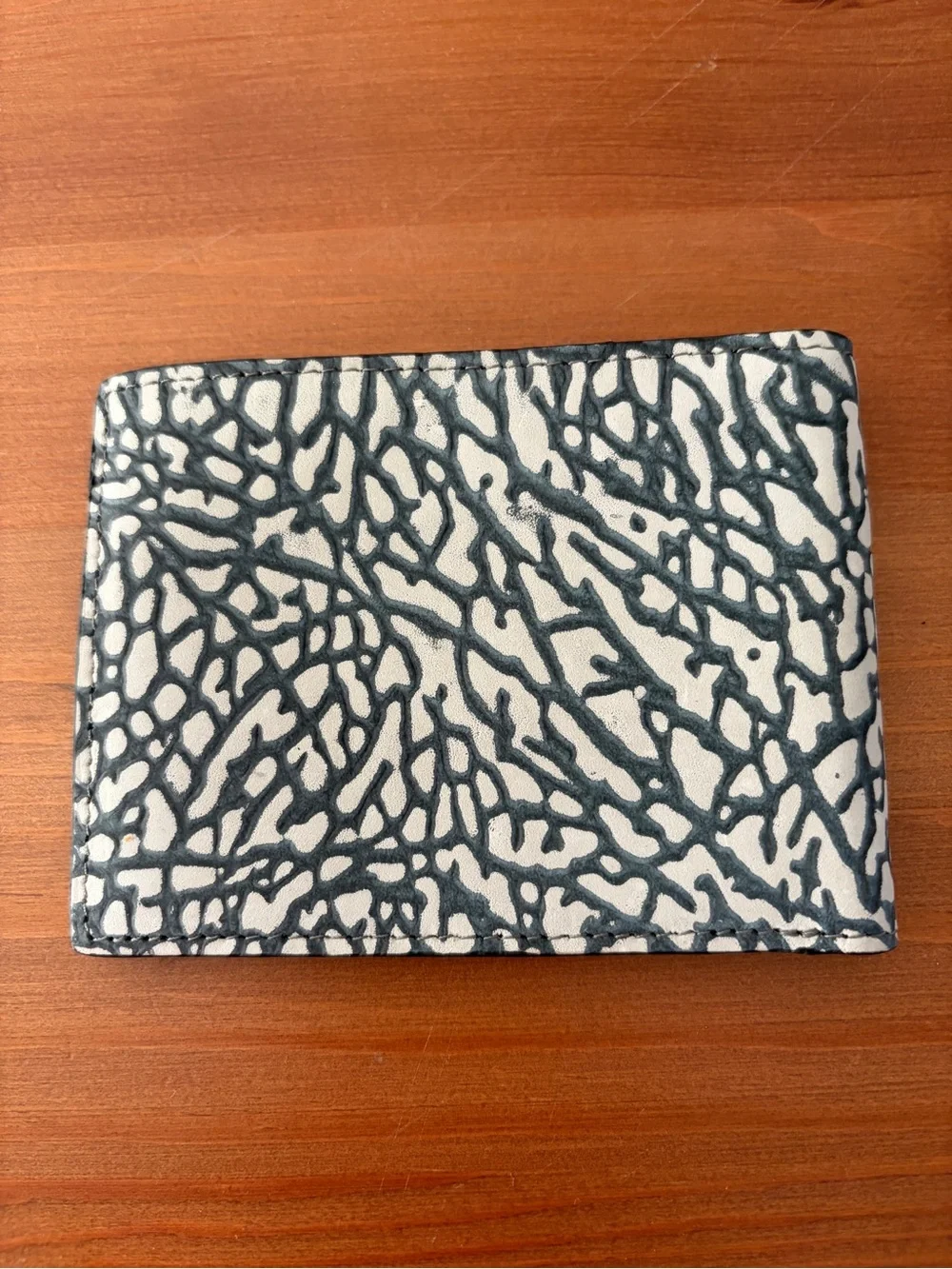 Nike Men's White and Black Graphic Bifold Wallet